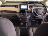 車内は光触媒抗菌消臭施工済です。インパネ周りはスタイリッシュなデザインです。グローブボックスやカップホルダーのほかにトレーなどたくさんの収納スペースが付いています。