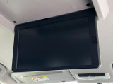 【フリップダウンモニター】大画面モニターで後席でもエンタメをお楽しみいただけます。小さなお子様にも大人気の装備です♪