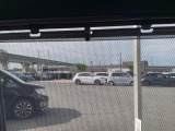 後席には、日射しのさしこみをやわらげてくれるロールサンシェイドが付いています。