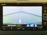 【バックカメラ】運転が苦手な方も車庫入れラクラクです!ギアをリバースに入れれば自動的に切り換わりますので、面倒な操作は不要です♪狭い駐車場もお車を傷つけず安心ですね!