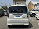 リヤバンパーに内蔵された音波センサーで後方の障害物を検知。駐車場などでのうっかり事故を予防します。