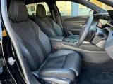 シートはホールド性も高く快適な運転をサポートします。シート材質はアルカンタラアンドテップレザー
