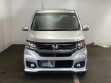 【HID】ディスチャージヘッドライトが装備されています。夜間走行時や雨の日に明るく安全に前方を照らすことが出来ます。対向車からも見えやすいので相手に接近を知らせることも出来ます。