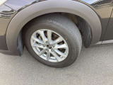 16インチのアルミホイールはCX-3のデザインに合わせて比較的太めのスポークになっており、外装と合わせてエッジを効かせることで小ささを感じないデザインとなっております。