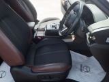 運転席はまっすぐな姿勢でシートに座り、足を自然に伸ばして操作できる位置各ペダルを配するという理想的なレイアウトを実現しています!ぜひ一度MAZDAのドライビングポジションをご体感ください。