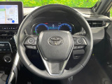 インテリアに合わせたデザインのステアリングは、運転される方のことも考え、運転しやすい形状、大きさです。是非一度、実際に触ってお確かめください。