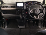 車内は光触媒抗菌消臭施工済です。スタイリッシュなデザインでスポーティなインパネ周りを演出します。グローブボックスやカップホルダーのほかにトレーなどたくさんの収納スペースが付いています。