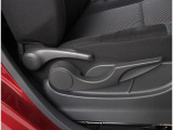 運転席にはレバー式のシートリフター付ですので、ご自分にあった高さで運転が可能です。