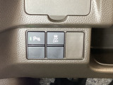 VSA装備車です。VSAはドライバーの操作と車の動きを見守っています。もし車の挙動が乱れたとき、4輪別々にブレーキをかけたり、エンジンパワーをしぼることによって車を安定させます。