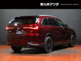 【CX-80】タフなSUVでありながら、より豊かで優雅な存在感を放つ3列SUVとしました。空間の豊かさと優美さを両立させたキャビン後半の造り込みによって、より高い車格とゆとりを感じさせるデザインになっています。