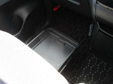 助手席シートアンダーボックス(車検証収納トレイ付)