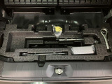 リヤには「いざ」という時のための工具が装備しております。ジャッキ・ナットレンチ・タイヤパンク修理キット・ミニコンプレッサーなどのお助けキットです。