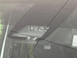 【トヨタセーフティセンス】走行中に前方の車両等を認識し、衝突しそうな時は警報とブレーキで衝突回避と被害軽減をアシスト。より安全にドライブをお楽しみいただけます。