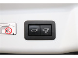 ドアが閉まった時にそのまま施錠もしてくれる予約ロック機能付きのパワーバックドア。荷物で手が塞がっている時に便利な機能です♪