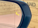 【ブラインドスポットモニター】走行中、ドアミラーの死角になりやすい箇所に後続車が接近するとサイドミラーのレンズに警告を表示!ドライバーに注意喚起をしてくれます。