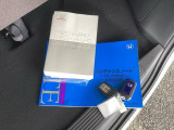 メンテナンスノート【整備記録簿】、取説も揃っています。スマートキーはバッグなどにしまったままボタン操作でエンジンの始動・停止ができて大変便利です。