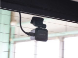 この車にはリアにもドライブレコーダーを装備しております◆映像・音声などを記録する自動車用の装置です。 もしもの事故の際の記録はもちろん、旅行の際の思い出としてドライブの映像を楽しむことができます。