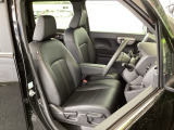 フロント広々、ベンチシートの運転席は、ハイトアジャスターが付いているので、快適にドライブができます。ハンドルはチルトステアリングで、ハンドル位置を上下に調節できます。