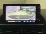 バックギアに入れますとご覧のような画像に自動的に切り替わります。車庫入れ時に役立ちます。