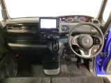 車内は光触媒抗菌消臭施工済です。スタイリッシュなデザインでスポーティなインパネ周りを演出します。グローブボックスやカップホルダーのほかにトレーなどたくさんの収納スペースが付いています。