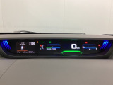 中央にデジタル表示のスピードメーターを配したハイブリット専用メーターになっています。左側のインフォメーション画面で燃費などの情報を確認できます。