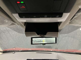 サングラスなどの収納に便利なオーバーヘッドコンソール付☆