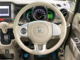 インテリアに合わせたデザインのステアリングは、運転される方のことも考え、運転しやすい形状、大きさです。是非一度、実際に触ってお確かめください。