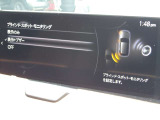 BSMは、車線変更時における運転者の後方確認を支援するシステムです。自車の後方から接近する車両を検知すると、接近表示灯(ミラーに設置)         と警報音で運転者に危険を知らせます。