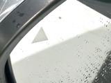 【後方車輛検知】走行中、ドアミラーの死角になりやすい箇所に後続車が接近するとサイドミラー付近に警告を表示、ドライバーに注意喚起をしてくれます。