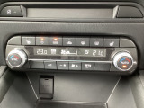 温度の設定のみで快適な風量やモードなどを自動調整してくれるフルオートエアコンを装備!