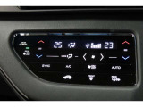 運転席と助手席の温度設定の変更が可能な左右独立タイプのデュアルエアコンです♪♪♪暑がりな人・寒がりな人も誰もが車内を快適にお過ごしいただけます♪♪♪