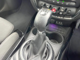 ●MTモード付きAT:通常は自動でおこなわれる変速(ギアチェンジ)をドライバーの操作によって意図的に変えられるシステムです。より一層普段のドライブをお楽しみいただけます!