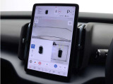 360&deg;ビューカメラは、自車を真上から見下ろすバードアイ映像を表示します。また、フロントビュー、リアビュー、サイドビューの単独表示や、自車周辺の様子を直感的に把握できる3D表示にも対応しています。