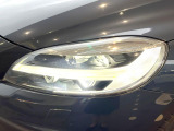 【LEDヘッドライト】明るく眩しいハイビームを先行車や対向車に照射しないオートハイビームを備えたLEDヘッドライト。北欧神話に登場するトールハンマーをモチーフにした、一目でボルボとわかるデザイン。
