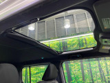 【ガラスルーフ】ガラスルーフ搭載で車内の解放感が一気にアップ!開放的なドライブをお楽しみいただけます。