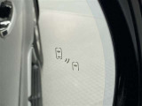 ブラインドスポットモニター(BSM)を装備しています。隣を走る車両が死角に入るとミラー内LEDインジケーターが点灯。さらに、ウィンカーを出すとインジケーターが光って点滅して注意を促してくれます。