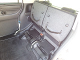 ◆チップアップ&ダイブダウン機構付【ULTR SEAT】は後席座面を左右分割で跳ね上げることができます。トランクで積載できない背の高い荷物をラクラク収納できます。ホンダ車ならではの人気装備です。