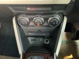 オート式エアコンは操作性が良好です。運転席とにはシートヒーターが装備されており、座面と背もたれをすばやく温め、寒い時期にも快適な運転環境を提供します。