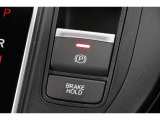 電子制御パーキングでブレーキホールド機能付き。坂道発進や信号待ち、渋滞中にも便利です。