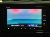 ギヤをR(バック)に入れるとナビの画面に後ろの映像が映るリアカメラ付です。後退時、コンディションが悪い視界でもカラーバックモニターがドライバーをサポートします。