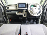 ナチュラルカラーと丸みのあるデザインと大きな窓の開放感が、居心地のいい運転空間を実現します。