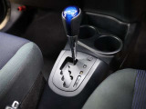 CVT(無段変速)のオートマチックです。フロアシフトがとても使い易いです。また高燃費に貢献するのもこのオートマチックです(*^_^*)