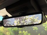 【デジタルインナーミラー】後席の大きな荷物や同乗者で後方が確認しづらい時でも安心!カメラが撮影した車両後方の映像をルームミラー内に表示。クリアな視界で状況の確認が可能です!