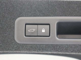電動で開閉するパワーバックドア装備しています