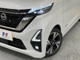 【LEDヘッドライト】悪天候や夜間走行時も良好な視界を確保し安心して運転できる高輝度LEDヘッドライトを装備!点灯速度が早く、消費電力も抑えられています。
