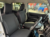 【フロントシート】インパネにシフトが付いているので足元広々!運転席から助手席の移動も楽々♪どちらからでも乗り降り出来るので、狭い場所の乗り降りも楽ちんですよ♪