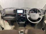 前席のフロアに障害物がなく足元に広いスペースを確保。運転席、助手席間を自由に移動できるので、ドライバーが助手席ドアから乗り降りする際にも、スムースに移動できます!