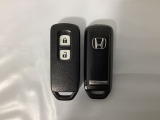 スマートキーを装備しています。鍵を差し込むことなくドアロックの開け閉めと、スタートボタン操作でのエンジンスタートができます。スペアキーも同じものを用意しております。