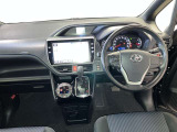 運転席周りのレイアウトをご覧ください。ナビゲーションが綺麗に装着されすっきり収まってますね!