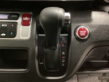 CVT車のセレクトレバーです。低速から高速まで、変速ショックのないスムーズな走りを実現するとともに、エンジン効率のよい領域を維持することで燃費にも貢献します。